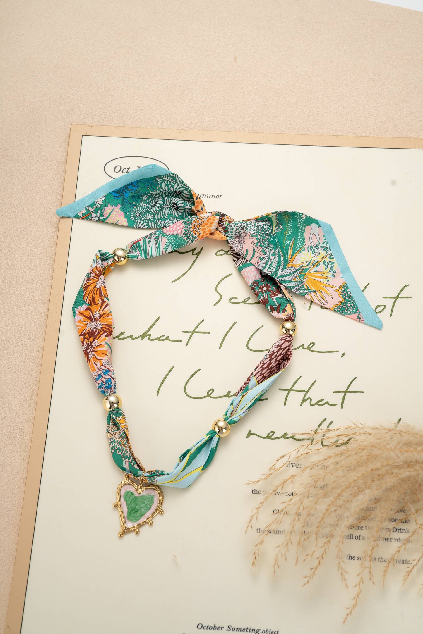 Collier foulard bohème multicolore avec pendentif cœur doré