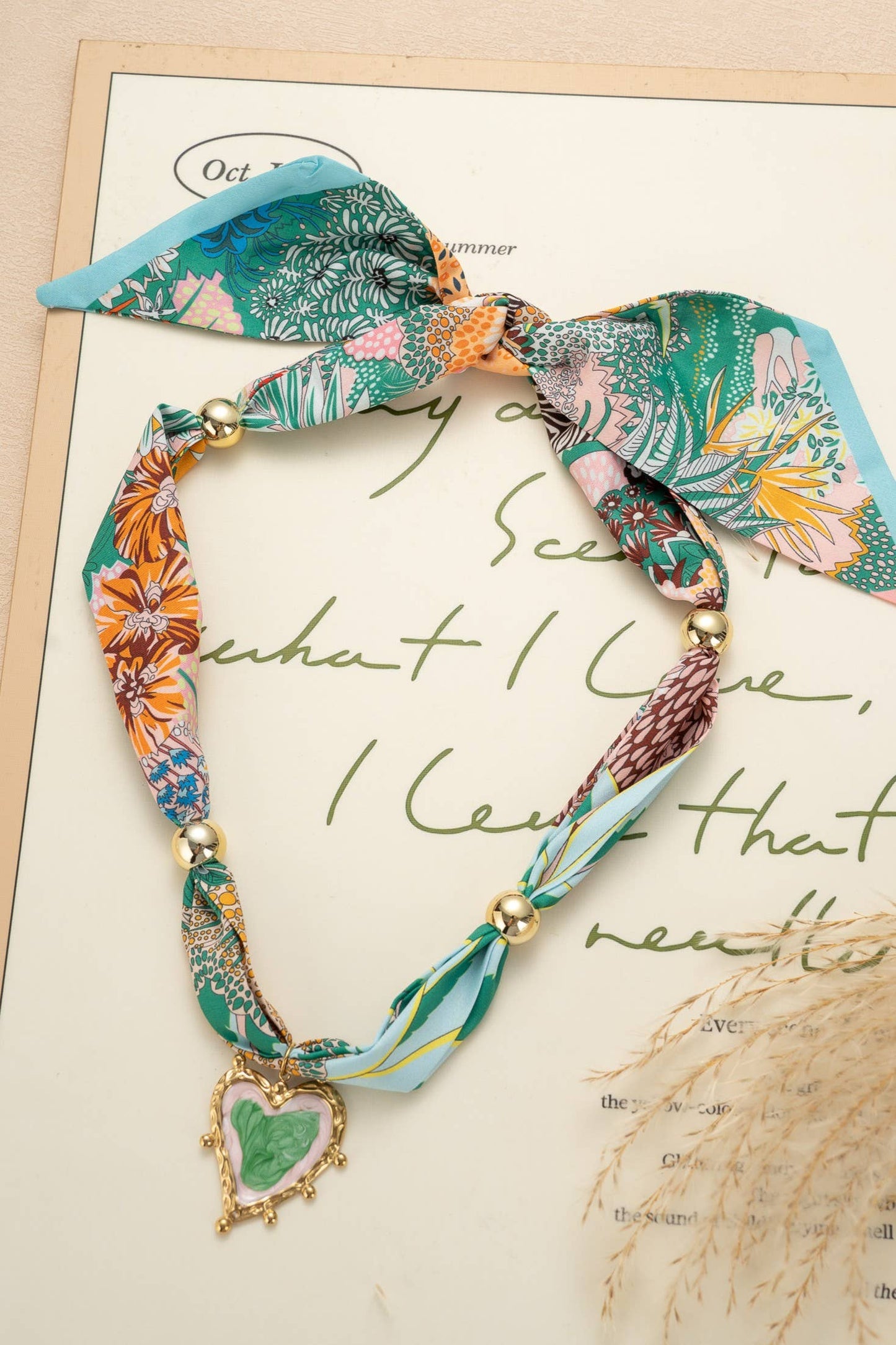 Collier foulard bohème multicolore avec pendentif cœur doré